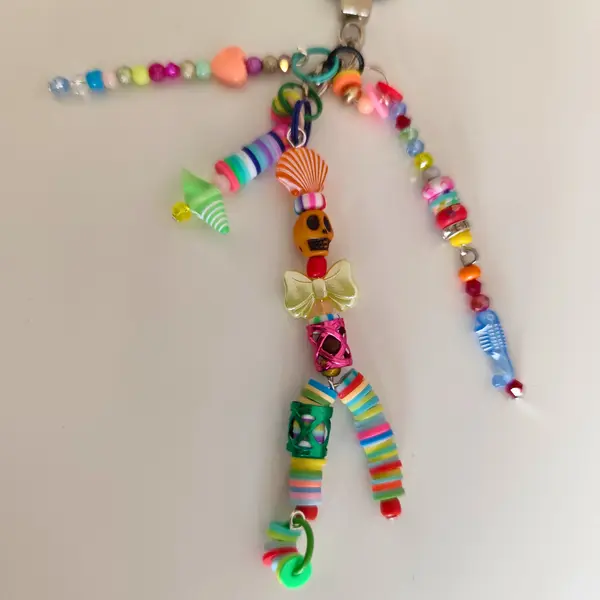 Porte cles halloween multicolore tête de morts bijou de sac décalé festif unique
