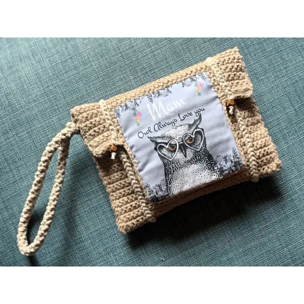 Pochette à main "hibou" porte bonheur. coton naturel et coton recyclé. crocheté et cousu main.