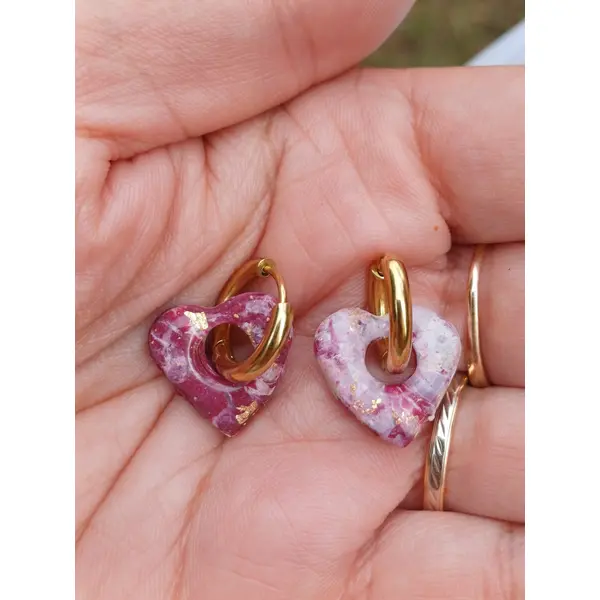 Boucles d'oreilles créoles petit coeur en argile polymère marbré rouge bordeaux blanc et anneaux or en acier inoxydable ( 16mm )