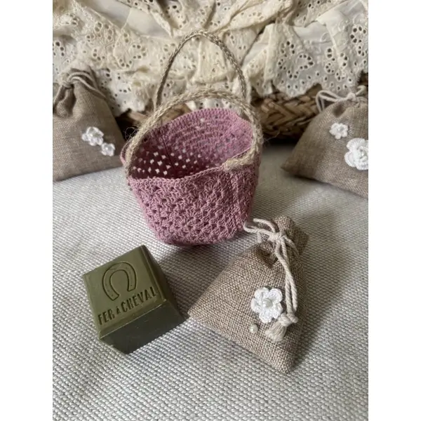 * panier miniature garni d’un savon de marseille et d’un sachet de lavande * coton rose