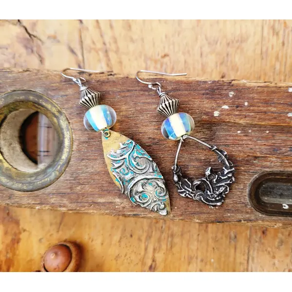 Boucles d'oreille asymétriques, contemporaines avec breloques étain artisanal , lampworks : "balade estivale" ...