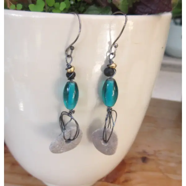 Des boucles d'oreille minimalistes petites créoles avec galets pierre de la baltique .... : "aux pays des lunes"