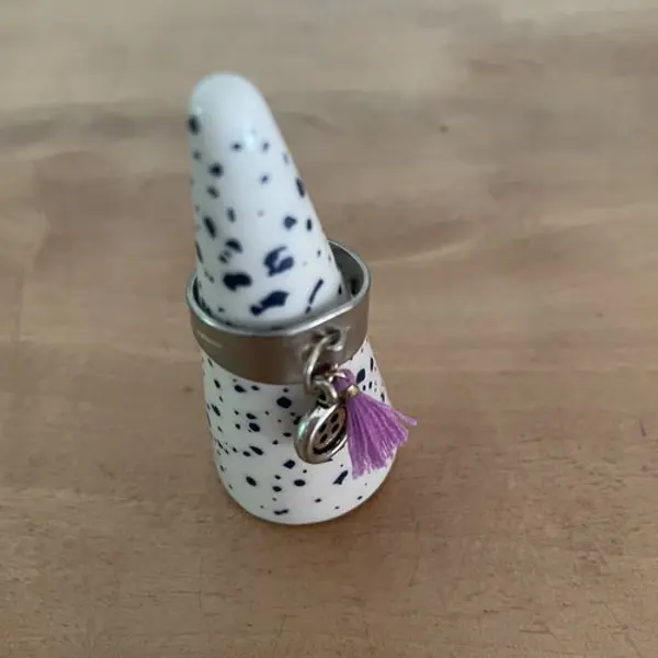 Bague réglable breloque bouton et pompon