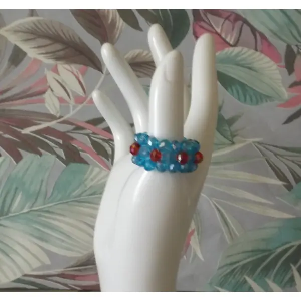 Magnifique bague en perles à facettes en verre