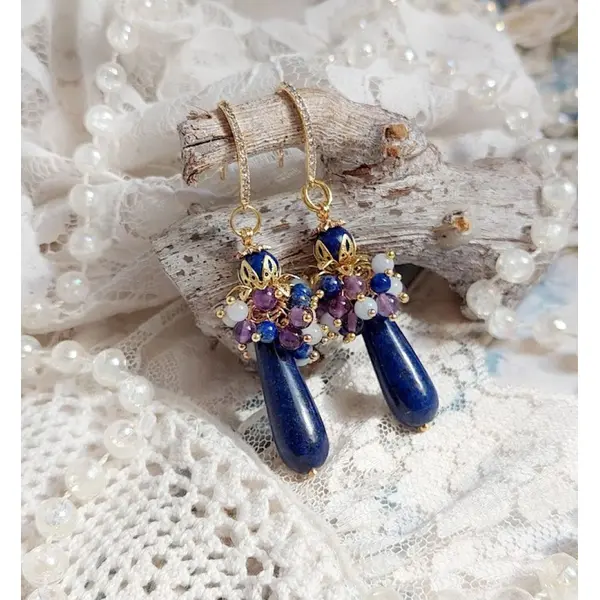 Boucles d'oreilles cascade azur créées avec pierres de gemme, entretoises et crochets d’oreilles en plaqué or 24 carats