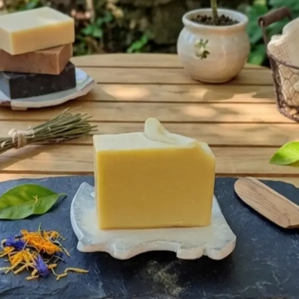 Le gardien du savon - porte-savon chat en céramique émaillée .