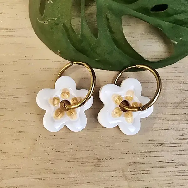 Pampilles fleurs en argile polymère – détails dorés – fait main