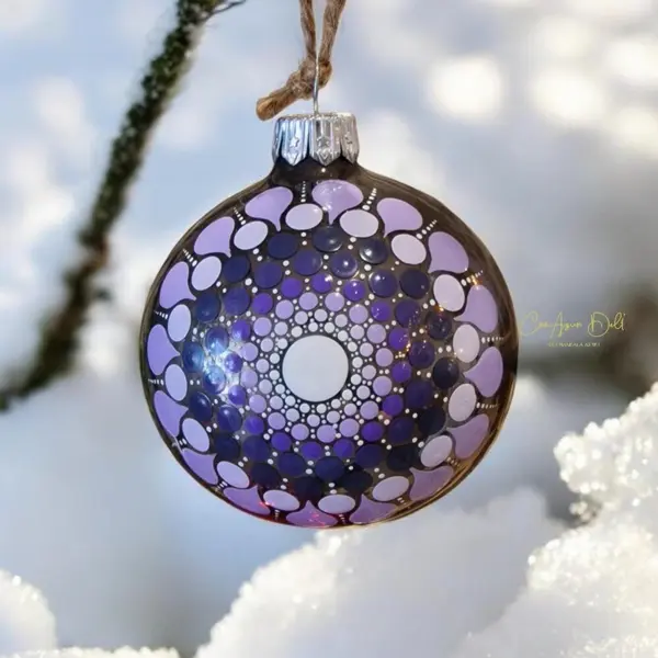 Boule de noël taupe en verre 7 cm – mandala mauve peint à la main