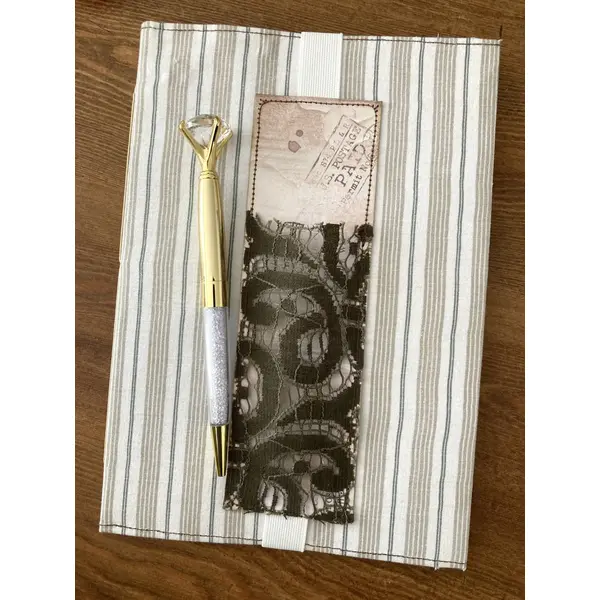 Carnet décoratif en tissu – fermeture élastique et dentelle