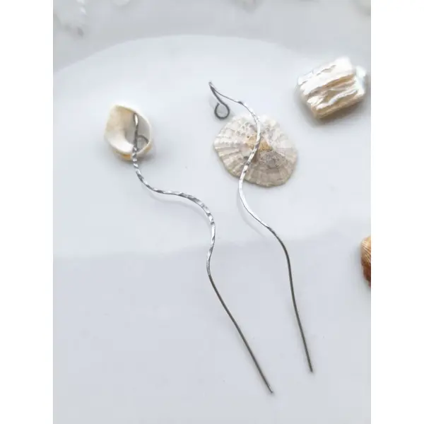 Boucles d’oreilles grimpantes elfiques en acier – paire – ear climbers martelées – bijoux fantasy oreilles percées