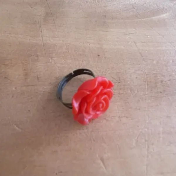 Bague réglable fleur rouge