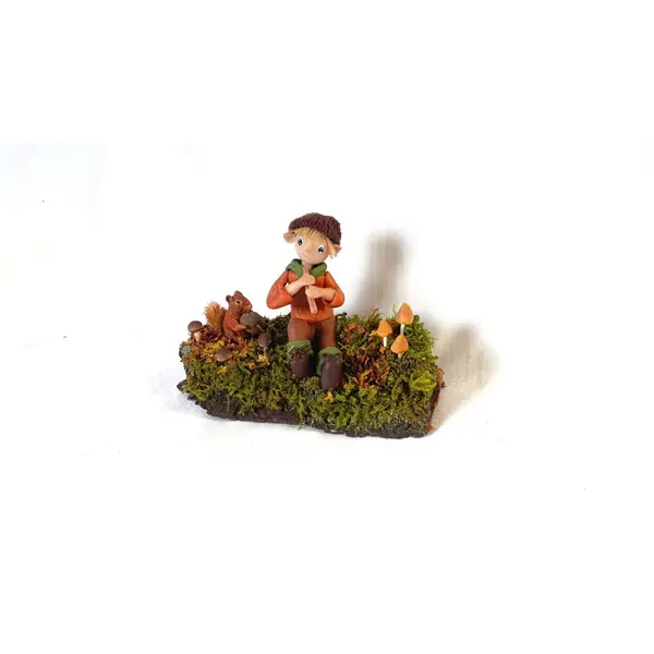 Lutin en pâte polymère, lutin et écureuil, scène féérique, figurine collection, univers forêt enchantée