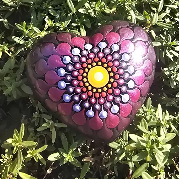 Pierre cœur mandala orange, mauve & fuchsia – peinte à la main