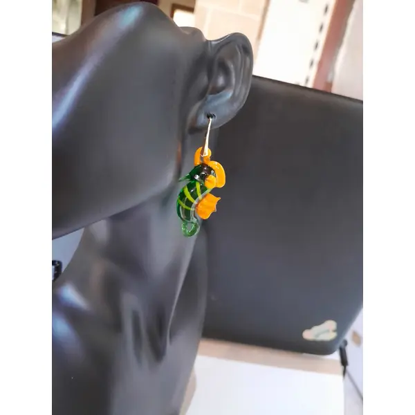 Boucles d'oreille dormeuses hippocampes en verre de murano et argent plaquées or