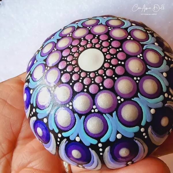 Pierre de méditation mandala mauve, rose & bleu – peinte à la main