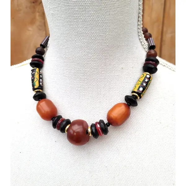 Un collier tribal ethnique avec perles vénitiennes de murano millefiori, ambre ... : "terres naturelles"