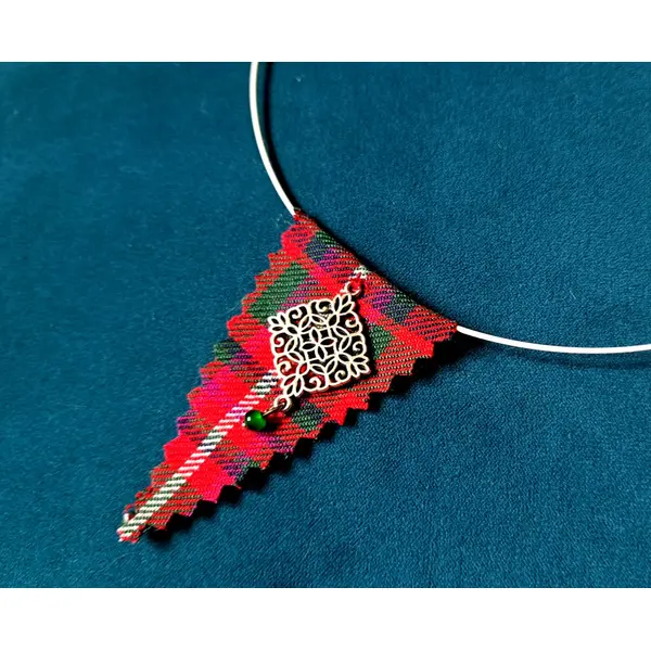 Collier triangle tissue vert, rouge, blanc, tour de cou semi-rigide blanc, rosace en métal argenté, fermoir à vise métal