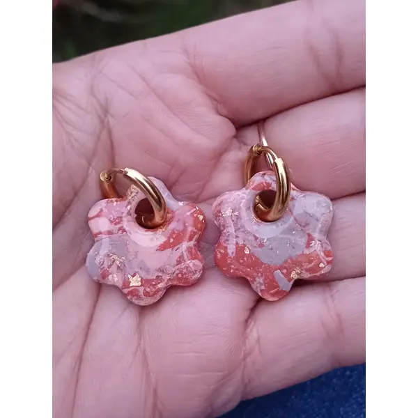Boucles d'oreilles créoles fleur en argile polymère marbré terracotta orangé gris et anneaux or en acier inoxydable ( 16mm )