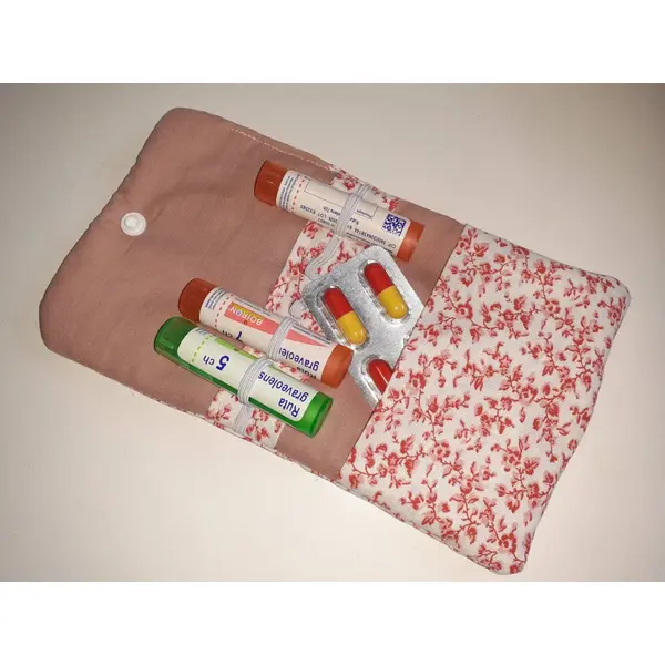 Pochette homéopathie tubes granules médicaments pharmacie housse tissu blanc fleurs anais