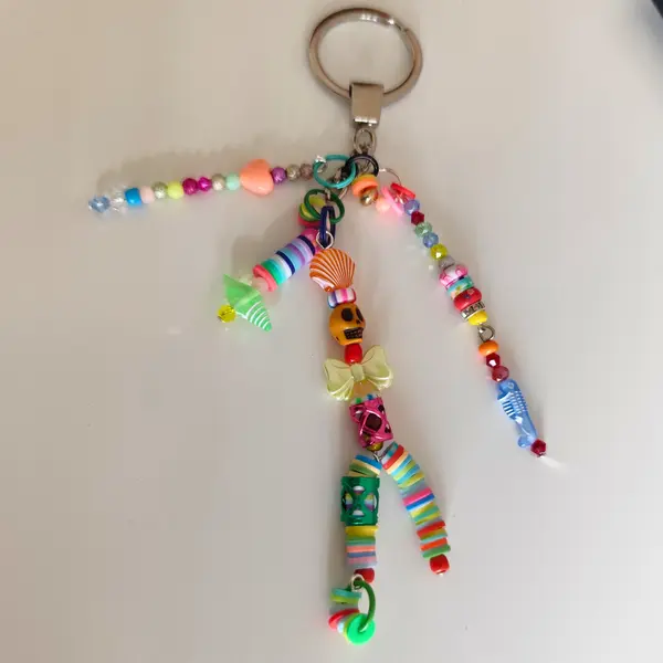 Porte cles halloween multicolore tête de morts bijou de sac décalé festif unique