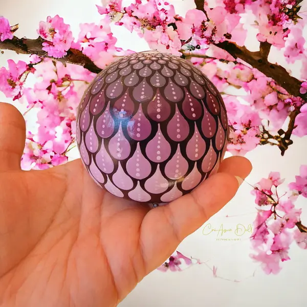 Sphère de méditation mandala prune & noir – peinte à la main