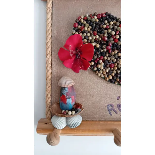 Porte clés mural en bois avec carte ile de la réunion en épices séchées