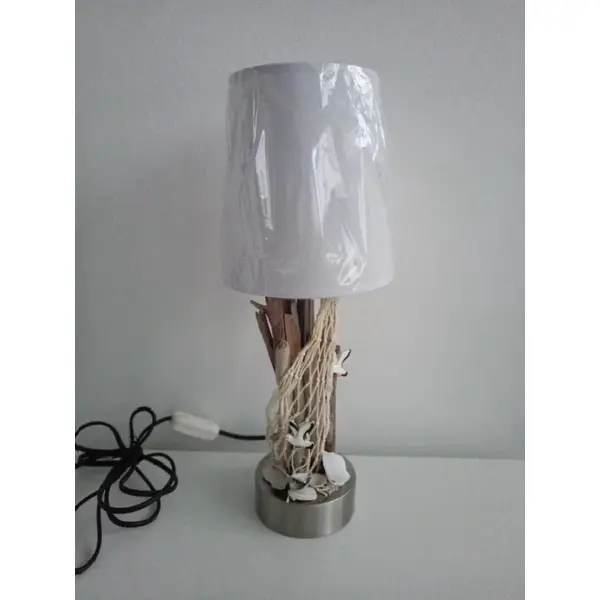 Lampe marine (blanc/argenté) avec bois flotté/filet de pêche/coquillages - haut 40 cm
