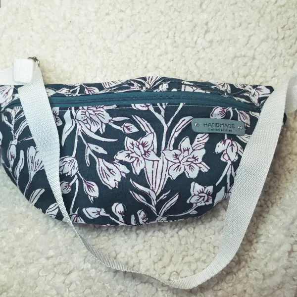Sac banane tissu indien hampi bleu pétrole entrelacs de fleurs-création artisanale, sac mou bandoulière