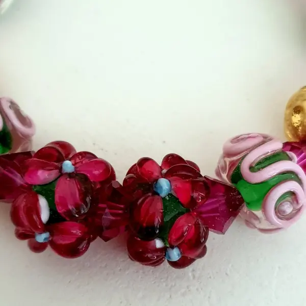 Bracelet réalisé en perles de verre fleurs et perles rondes en verre.