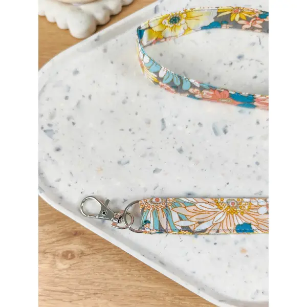 Tour de cou / porte-badge en coton gris fleuri
