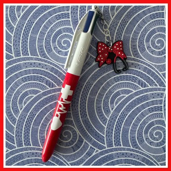 Stylo bic 4 couleurs avec breloque infirmiere ou aide soignante