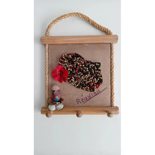 Porte clés mural en bois avec carte ile de la réunion en épices séchées