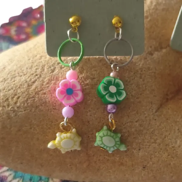 Boucles d'oreilles pendantes colorées fleurs polymères tortues anneaux colorés et perle acrylique