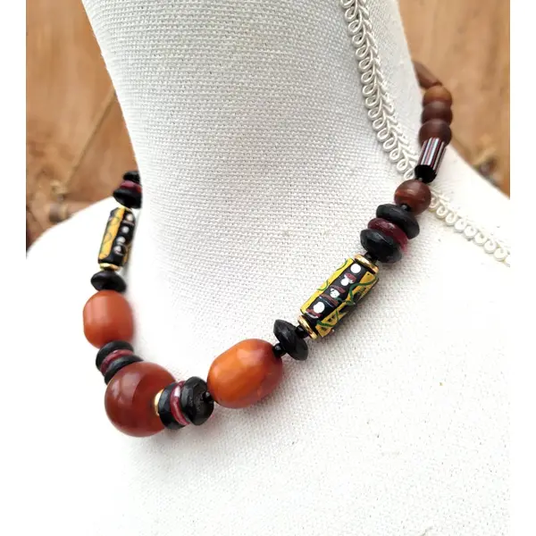 Un collier tribal ethnique avec perles vénitiennes de murano millefiori, ambre ... : "terres naturelles"