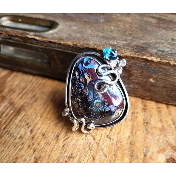Splendide bague ajustable en argent 925 , avec cabochon koroit boulder opale d'australie et topaze bleue : cadeau pour elle !!!