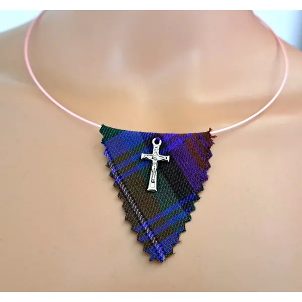 Collier triangle tissue violet, vert, tour de cou semi-rigide rose très pale, croix en métal argenté, fermoir à vise métal argenté