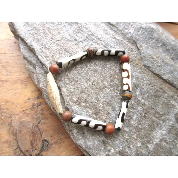 Un bracelet de type africain avec perles batik et anciennes perles en jaspe .. !!!!! : "faire rire ton coeur"