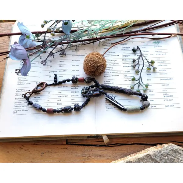 Un collier unisexe de légendes avec perles africaines rares de collections: "des etats de grâce "