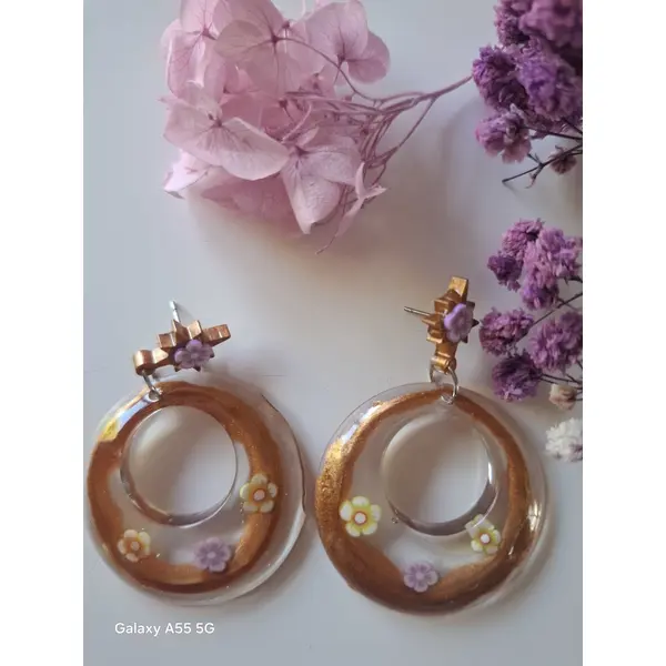 Soleil fleuri – boucles d’oreilles dorées aux accents printaniers
