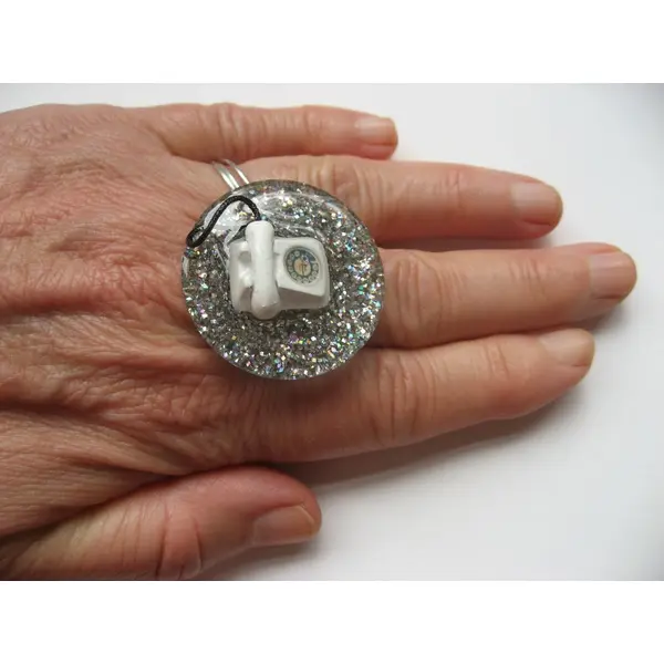 Grande bague ajustable unisexe téléphone blanc sur fond gris argenté en résine diamètre 35mm
