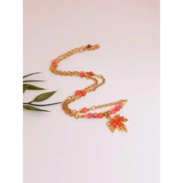 Collier fin, pierre agate rouge orangé sur chaîne dorée en acier inoxydable. bijou automne, à offrir.