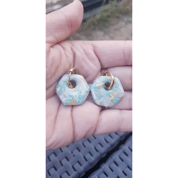 Boucles d'oreilles créoles hexagone en argile polymère marbré vert d'eau taupe beige et anneaux or en acier inoxydable ( 16mm )