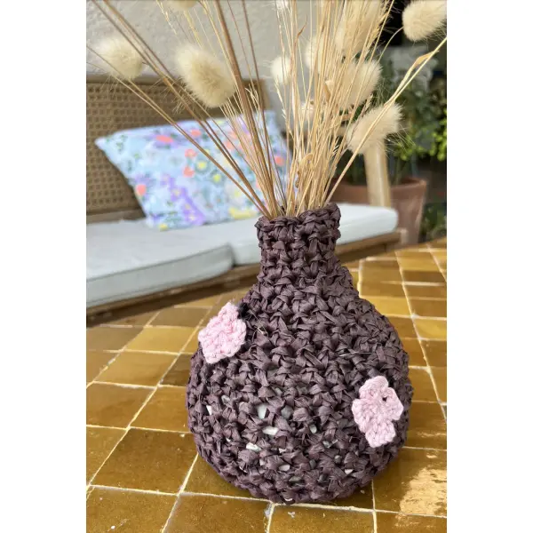 Petit vase fleuri au crochet en raphia — une petite histoire de fleurs