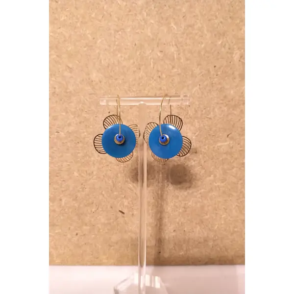 Boucles d'oreilles ivoire végétal bleu et acier inoxydable doré .