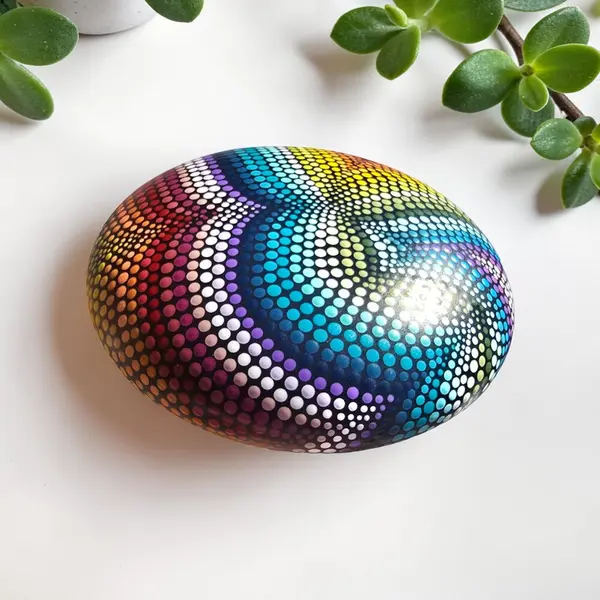 Pierre de méditation mandala multicolore – plâtre résine peint à la main