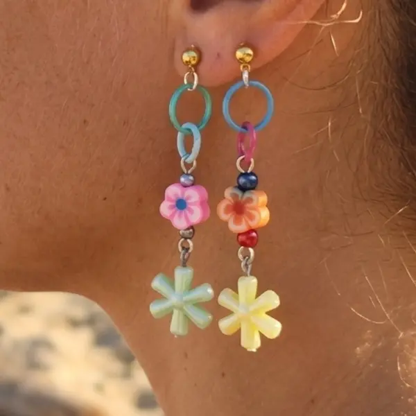 Boucles d'oreilles pendantes colorées fleurs polymères anneaux colorés et perle acrylique