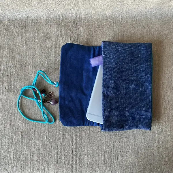 Trousse en soie brute bleu jean et bleu turquoise.