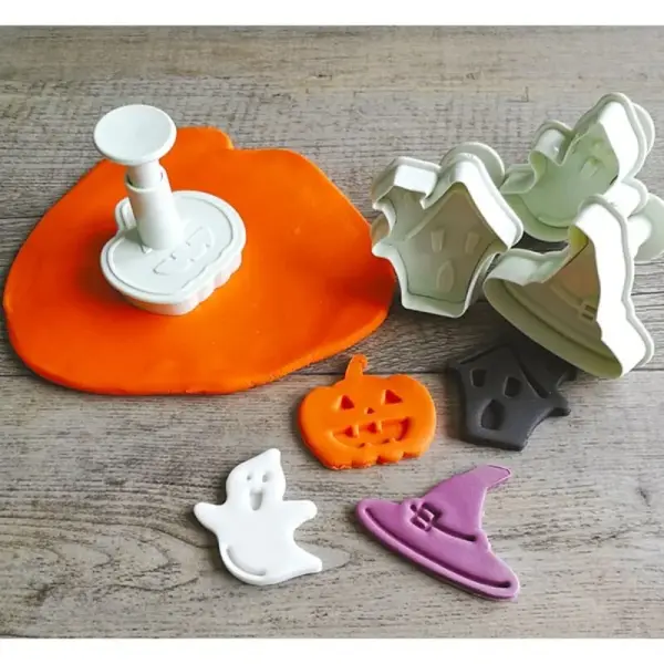 Lot de 4 découpoirs éjecteurs thème Halloween
