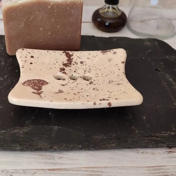 Porte-savon motif fleur et éclaboussures terre d'ombre brulée.