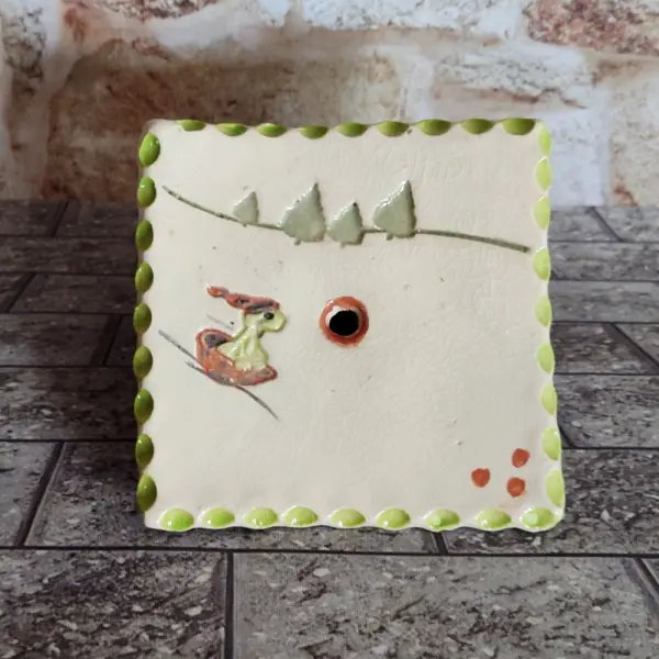 Porte-savon en céramique artisanale : tortue en luge et décor montagne.